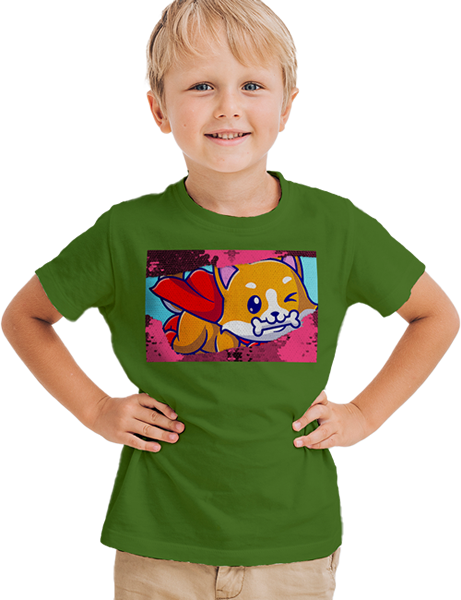 Menino com camisa verde de lantejoulas
